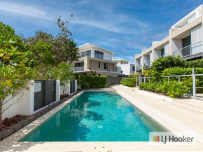 Beachside Haven Modern Townhouse with Pool